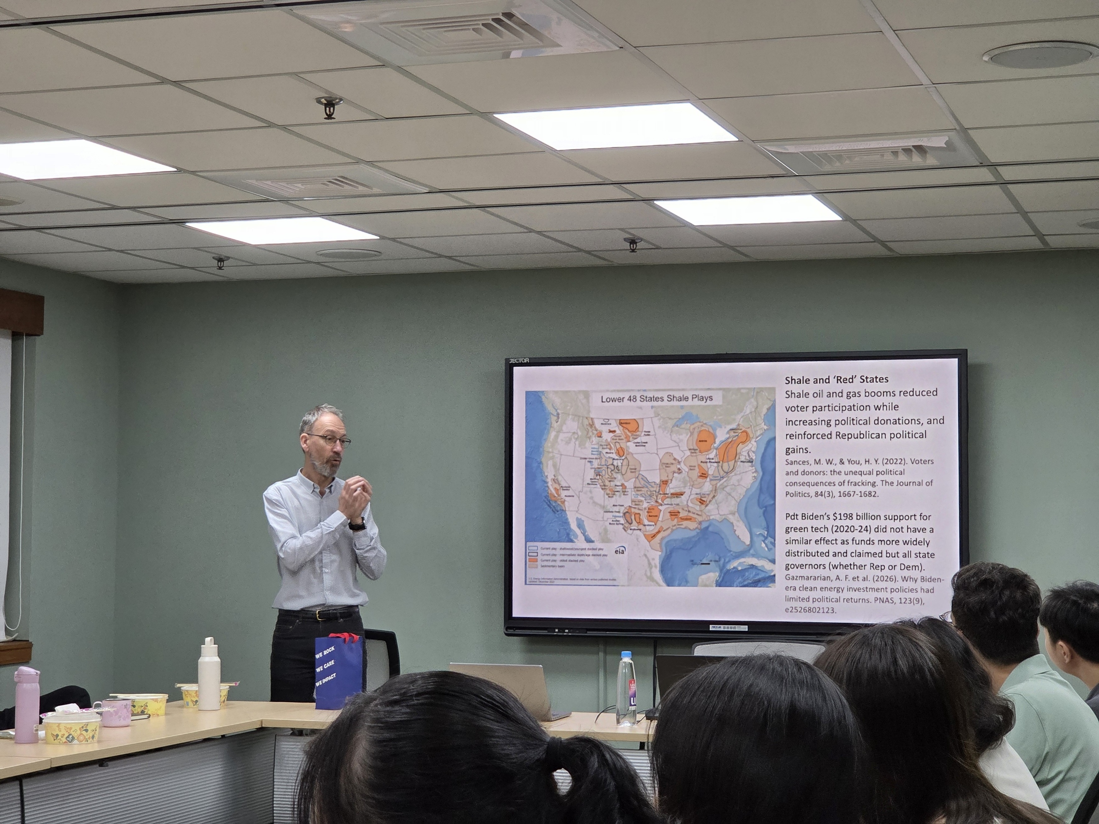 Dr. Philippe Le Billon discussed the geopolitical implications of shale oil production, energy security, and global competition during the talk to students and faculty. 